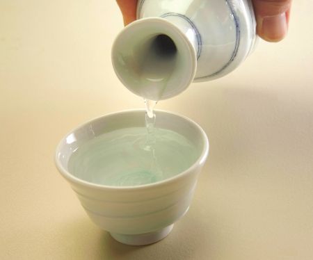 一般人都這樣認(rèn)為，“酒是陳的香”，所以當(dāng)自己有了好酒，喜歡將其放置起來(lái)。放起來(lái)的好處，一來(lái)是因酒越放得久，越是香醇，二來(lái)是白酒不斷漲價(jià)，藏起來(lái)更加保值。