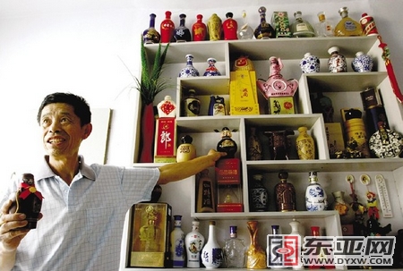 潘中山的博古架像一個小小的“酒瓶世界” 本組圖片 記者 王振東 攝