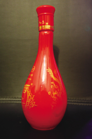 62歲“酒瓶專業戶” 25年集千余酒瓶