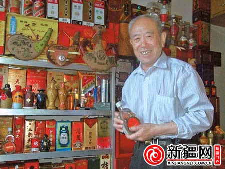 6月11日，米東區萬和街八旬老人李風順展示收藏的白酒。(本報記者吳玉梅攝)