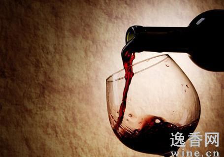 當(dāng)個好藏家也需要運氣和勇氣，因為判斷葡萄酒的生命有時如同估算人的壽命一樣，雖然好的外在條件已經(jīng)具備，但是不敢擔(dān)保不會出意外。如即使是同一批裝瓶的酒在同一個酒窖存放，都有可能壽命長短不一，或者說發(fā)生變質(zhì)。又比如說收藏的一批灑，很多酒評家和酒業(yè)同行都說有潛力，然而不到5年酒就走下坡路了，所以投資者還得有耐受風(fēng)險的能力。