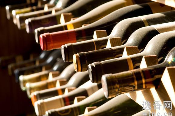 顯然2012年發行的2011年期酒，并沒有2009、2010年份期酒的火熱，歐美經濟衰退時最直接的原因，而且五大名莊之一的拉圖在今年宣稱明年會推出期酒市場，只銷售適合飲用的年份，對消費者更負責;雖然市場上一片反對的聲音，但是對于投資者或者消費者來說，都需要好好的思考。
