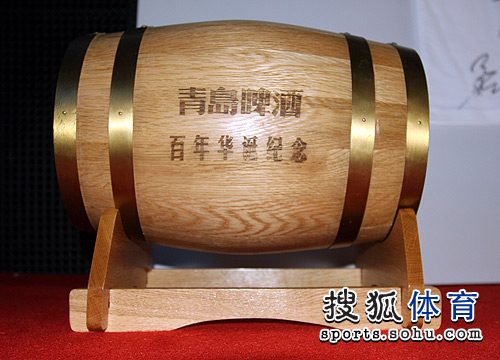 圖文：青島啤酒拍品一覽 百年紀念酒