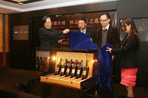 中糧集團(tuán)中糧酒業(yè)副總經(jīng)理王紅女士、中糧 君頂酒莊總裁陳云昌先生、《羅博報(bào)告》主編 瘦馬先生、《羅博報(bào)告》封面頂級(jí)藝術(shù)家葉放 先生共同啟動(dòng)2009全球限量版“君頂-私享家”