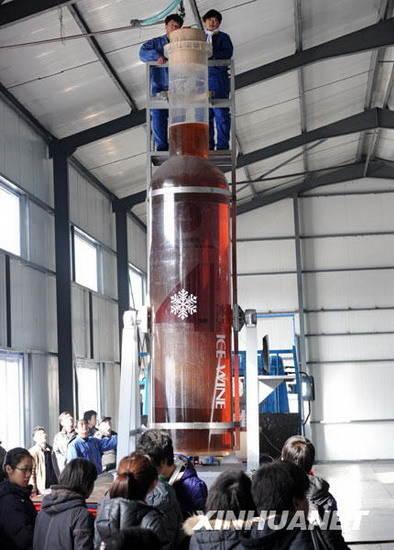 4.55米高巨型冰酒瓶亮相遼寧